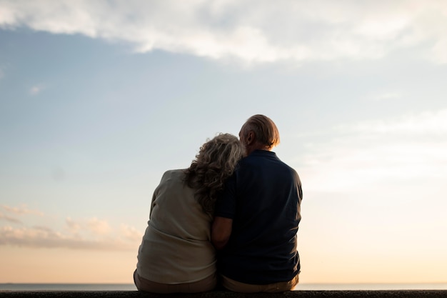 Tiro medio vieja pareja romántica