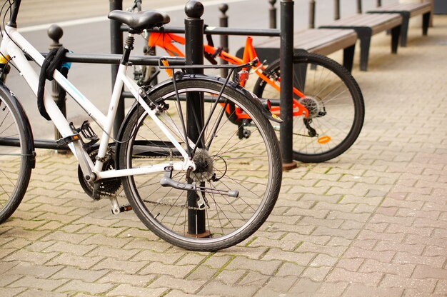 Tiro de primer plano de ángulo bajo de dos bicicletas estacionadas en la acera