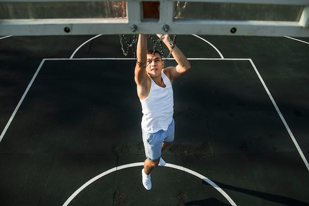 Tiro de salto de entrenamiento de jugador de baloncesto