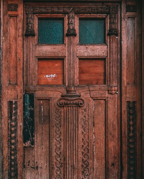 Tiro simétrico de una vieja puerta de madera desgastada