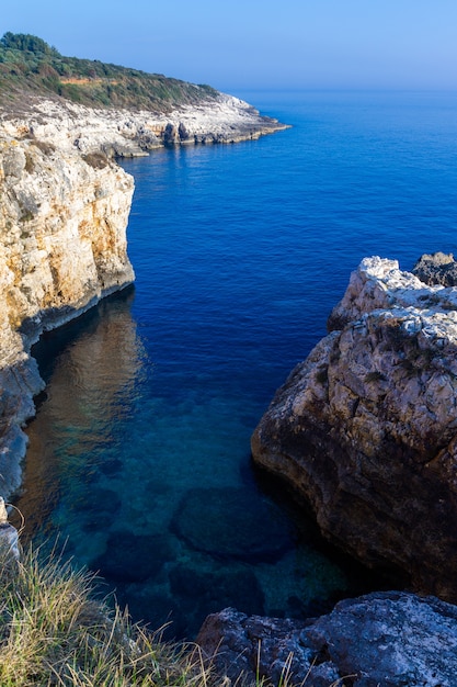 Tiro vertical de alto ángulo de las rocas en la costa de Kamenjak en Istria, Croacia