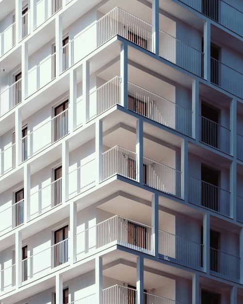 Tiro vertical de ángulo bajo de un edificio de hormigón blanco de gran altura