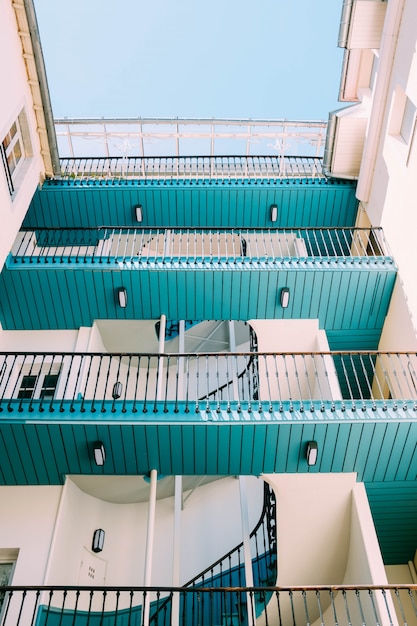 Foto gratuita tiro vertical de ángulo bajo de un edificio de madera blanco y azul