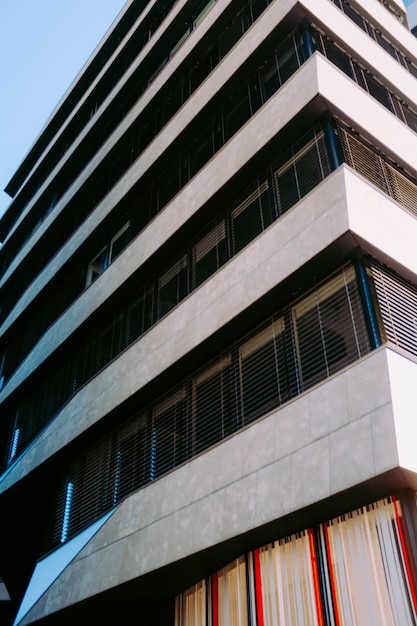 Tiro vertical de ángulo bajo de un edificio de piedra y metal bajo el cielo azul