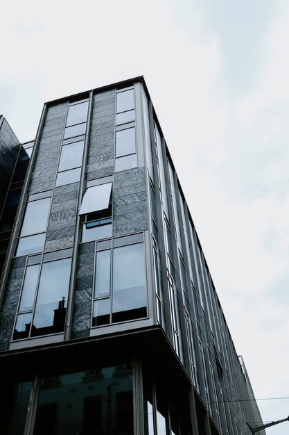 Tiro vertical de ángulo bajo de un hermoso edificio de cristal capturado durante el día