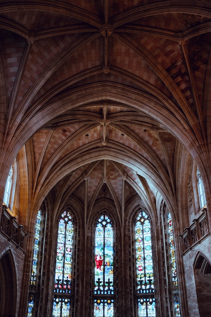 Tiro vertical de ángulo bajo del hermoso techo y las ventanas de una antigua catedral