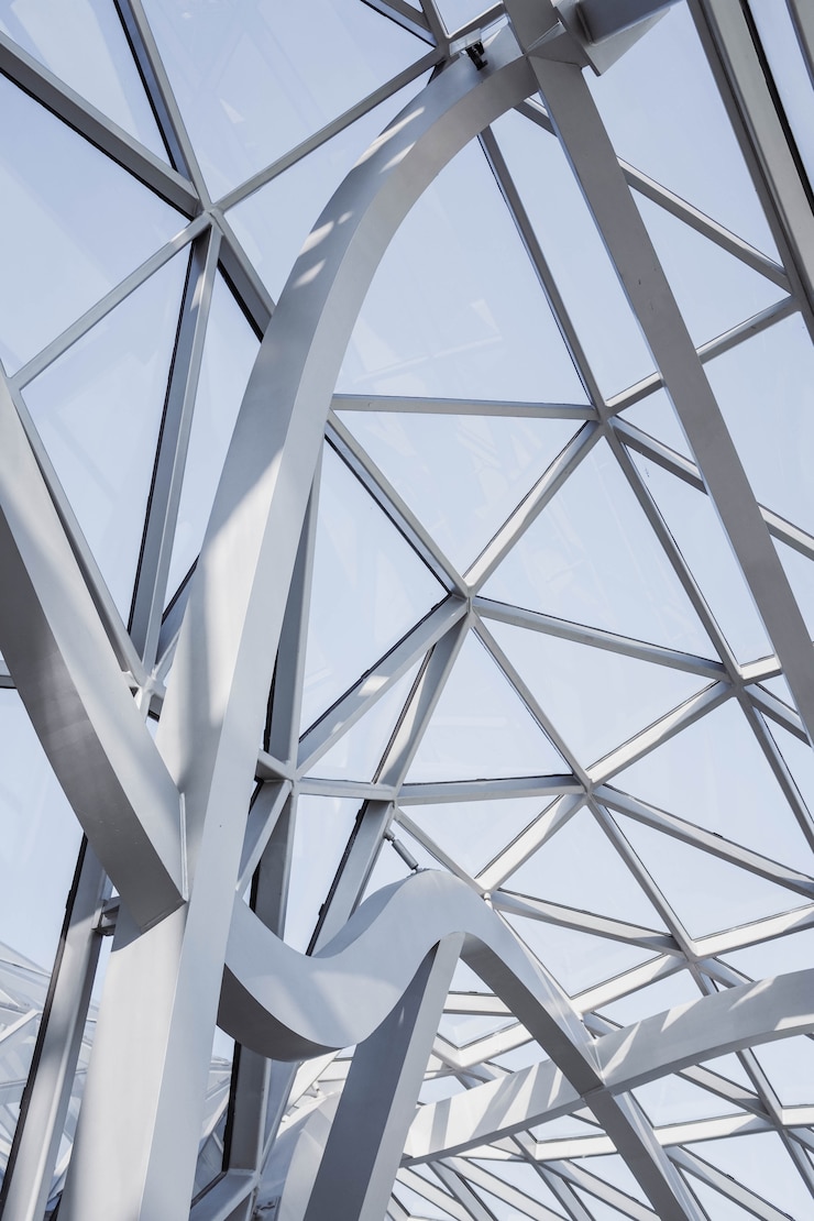 Foto gratuito tiro vertical de ángulo bajo del techo de un edificio geométrico blanco