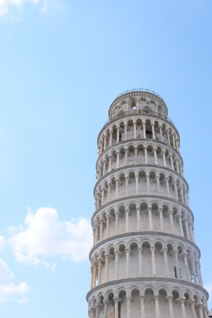 Tiro vertical de ángulo bajo de la Torre Inclinada de Pisa bajo un hermoso cielo azul