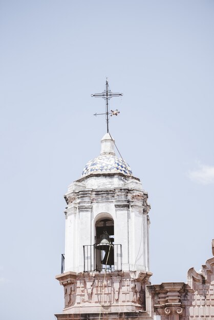 Tiro vertical de un campanario de la iglesia