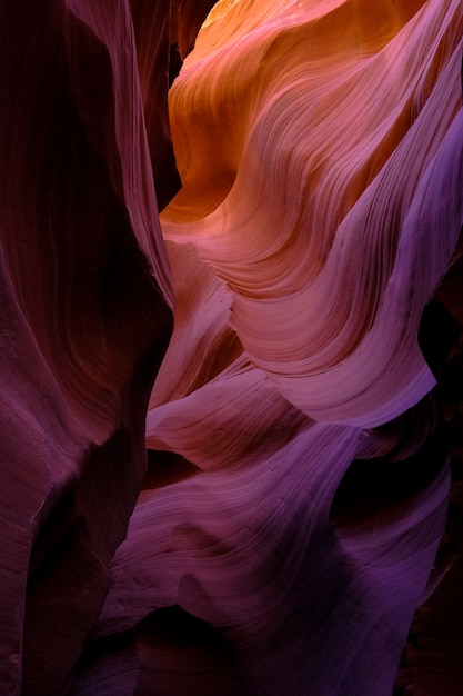 Tiro vertical del cañón del antílope en Arizona