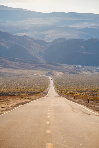 Tiro vertical de una carretera que atraviesa las magníficas montañas capturadas en California