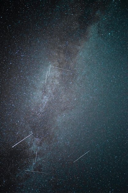 Tiro vertical de un cielo nocturno estrellado