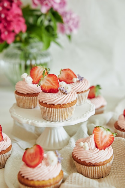 Tiro vertical de deliciosos cupcakes de fresa