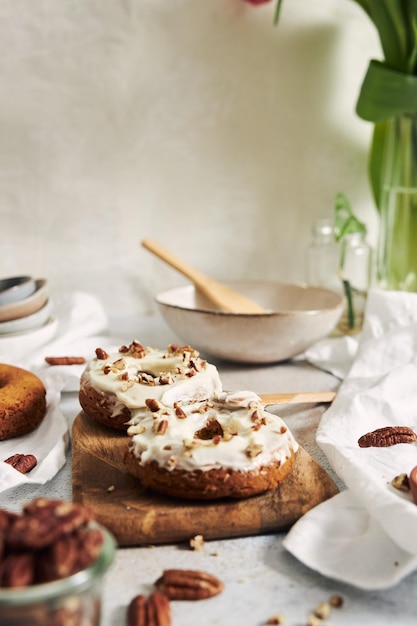 Tiro vertical de deliciosos pasteles de zanahoria con crema y nueces