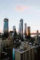 Foto gratuita tiro vertical de los edificios y rascacielos en la ciudad de nueva york, estados unidos