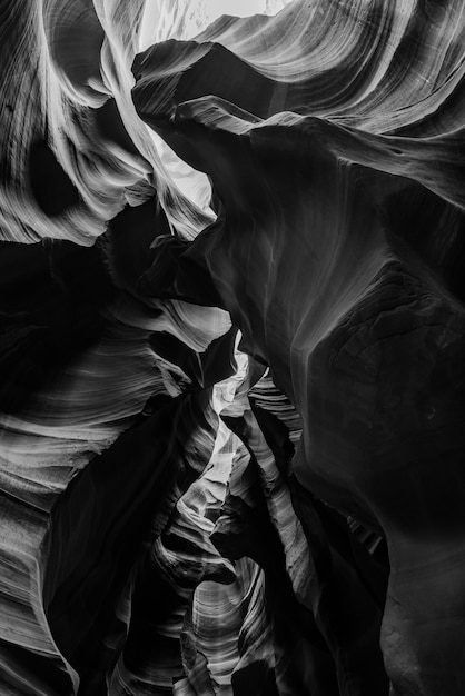 Tiro vertical en escala de grises de hermosos acantilados en Antelope Canyon, EE.UU.