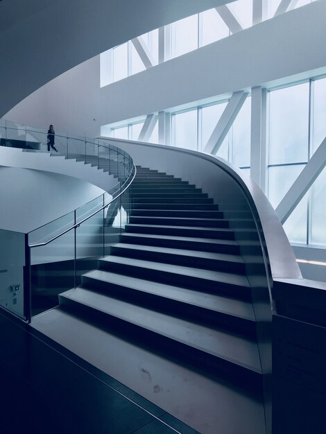 Tiro vertical de una escalera moderna en un hermoso edificio blanco