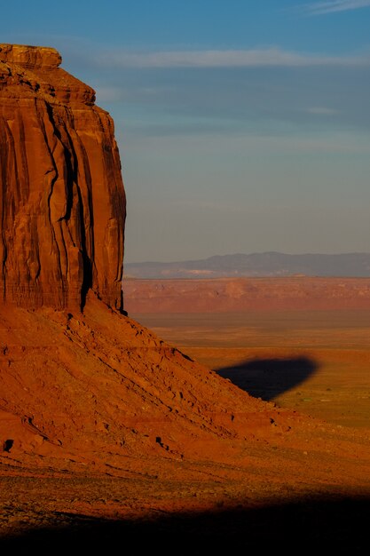 Tiro vertical de un gran acantilado hermoso desierto en un día soleado