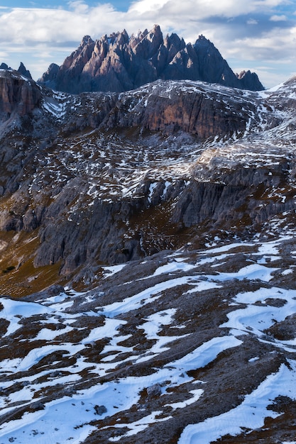 Tiro vertical de la montaña rocca dei baranci en los alpes italianos bajo el cielo nublado