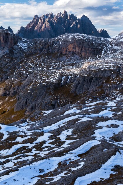 Tiro vertical de la montaña Rocca dei Baranci en los Alpes italianos bajo el cielo nublado