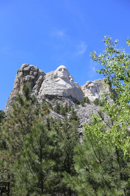 Tiro vertical de la montaña Rushmore en un día soleado