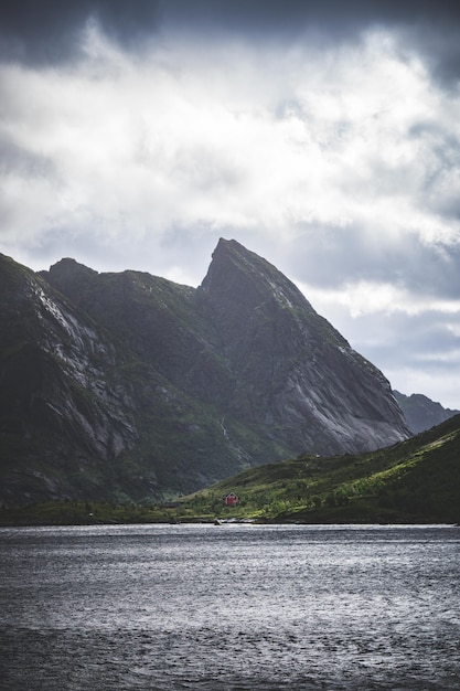 Tiro vertical de las montañas y un lago en las islas Lofoten