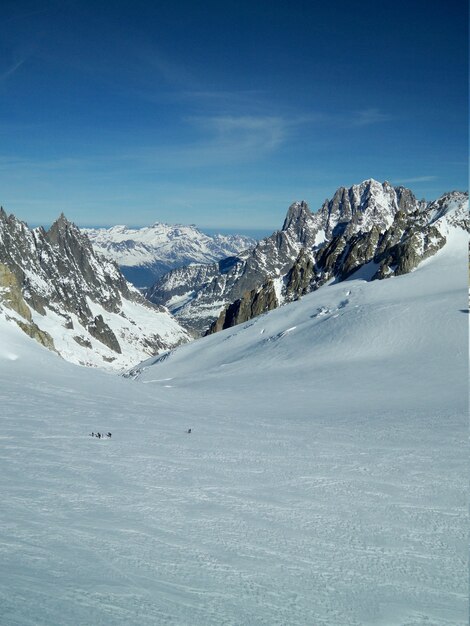 Tiro vertical de un paisaje nevado rodeado de montañas en el Mont Blanc