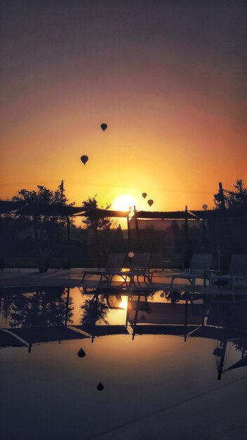 Tiro vertical de paracaídas volando durante una impresionante puesta de sol