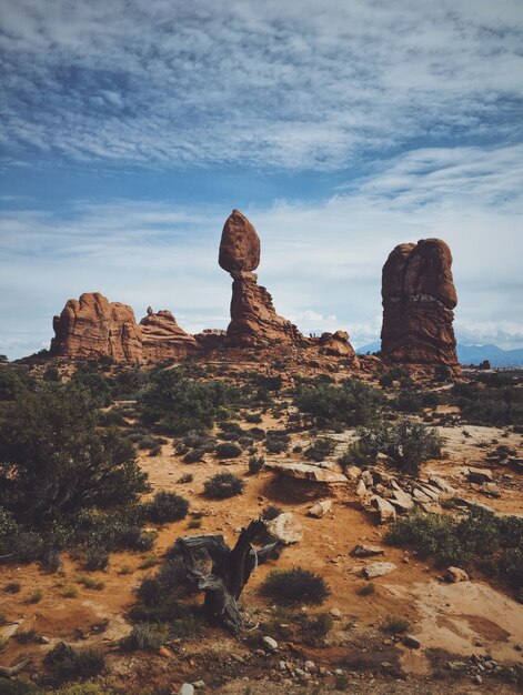 Tiro vertical de la roca equilibrada en el parque nacional arches, en un día nublado