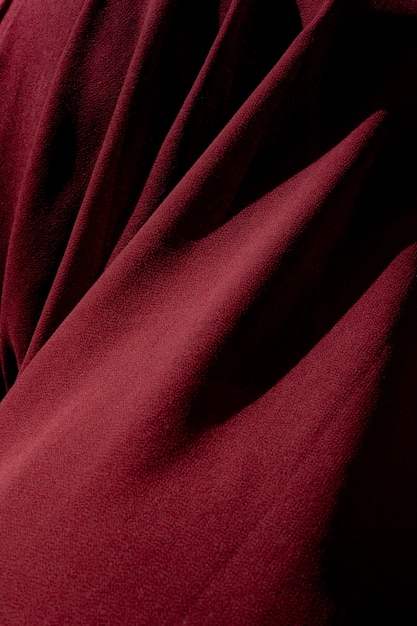 Tiro vertical de un textil rojo. Es genial para un fondo