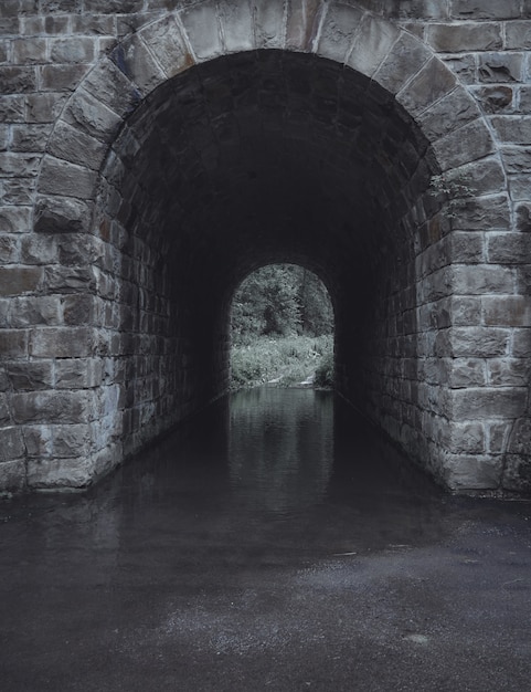 Tiro vertical de un túnel de agua de piedra gris