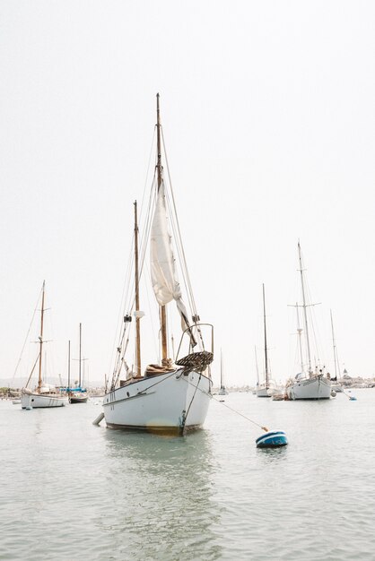 Tiro vertical de un velero en Newport Harbor, California