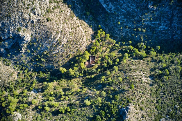 Tiro de vista superior de una casa abandonada rodeada de vegetación