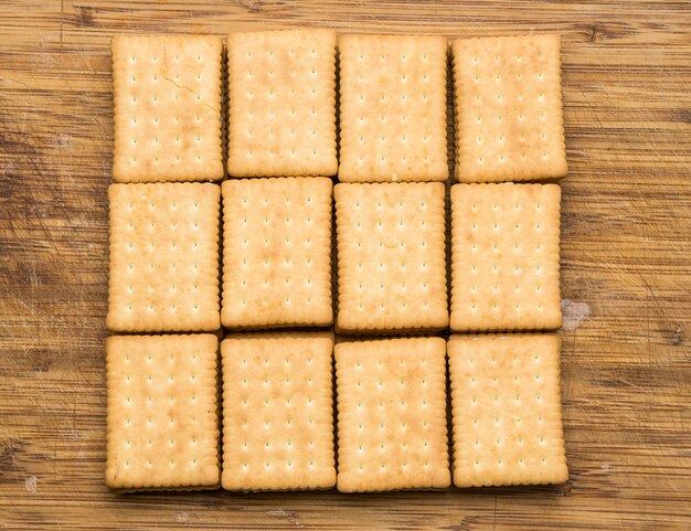 Tiro de vista superior de doce galletas rectangulares