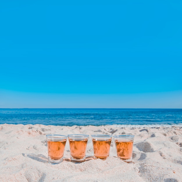 Foto gratuita tiros alcohólicos servidos en la arena