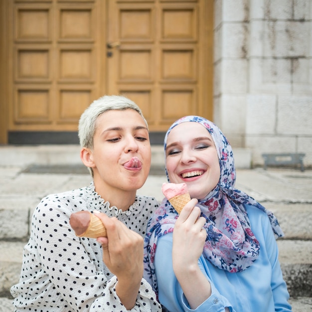 Foto gratuita tiros medios de amigos lindos