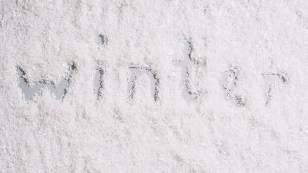 Título de invierno sobre la superficie de la nieve.