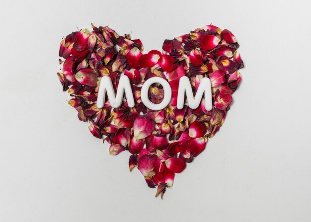 Título de mamá en rojo corazón decorativo de flores.