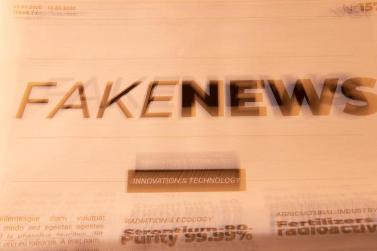 Foto gratuito título de noticias falsas de alto ángulo