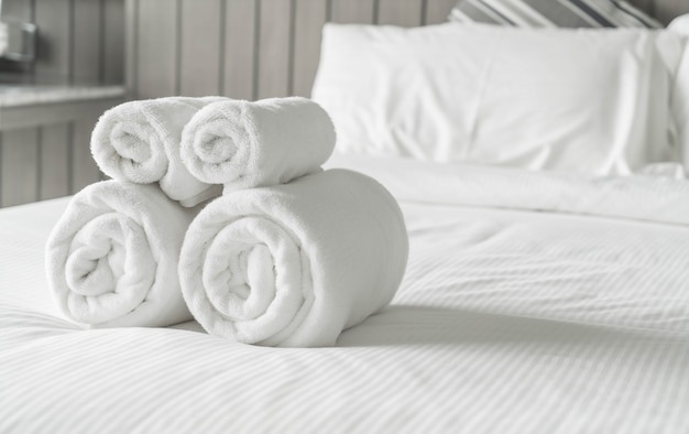 Foto gratuita toalla blanca en la decoración de la cama en el interior del dormitorio