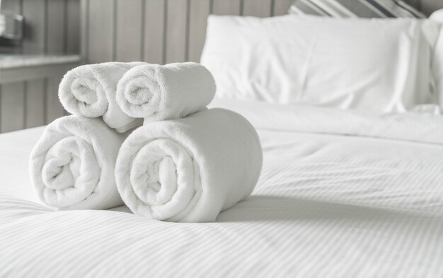Toalla blanca en la decoración de la cama en el interior del dormitorio
