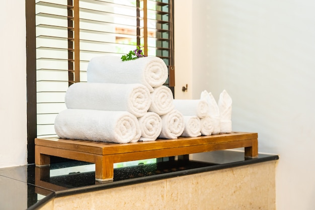 Toalla blanca sobre la mesa en el baño para tomar un baño o ducha