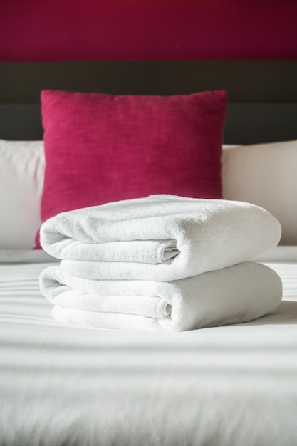 Foto gratuita toalla en la cama