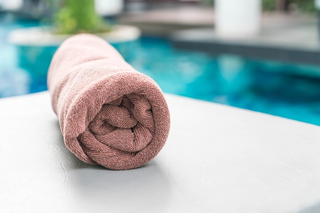 Foto gratuita toalla de piscina en la decoración de la silla alrededor de la piscina