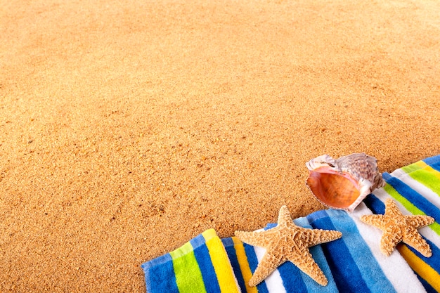 Foto gratuita toalla de playa con estrellas y concha de mar