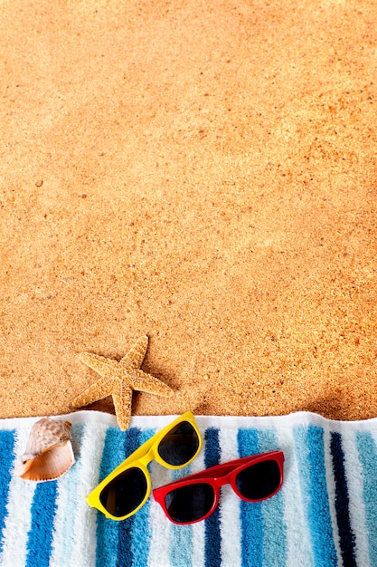 Toalla de playa con gafas de sol