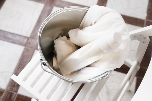 Toallas blancas de alta vista en cesta de lavandería