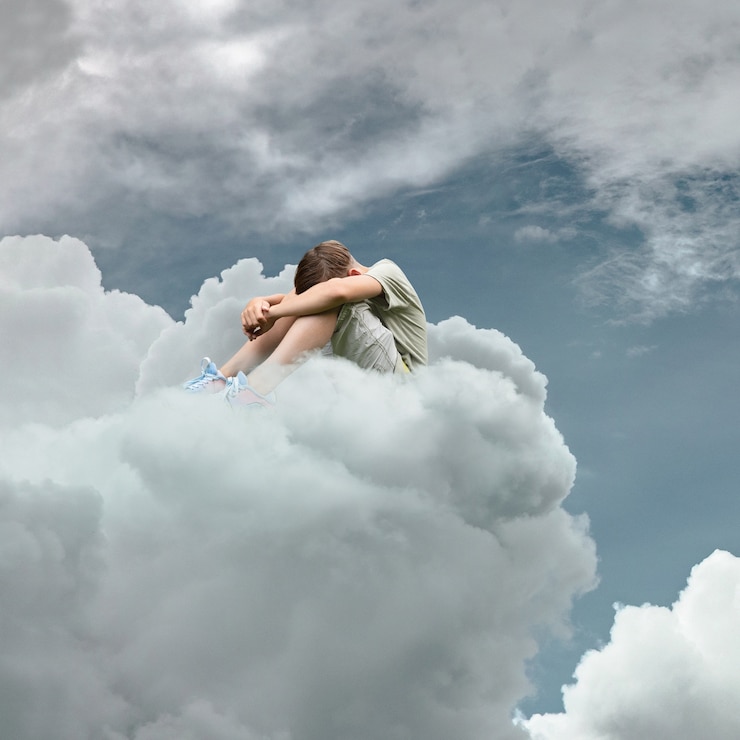 Foto gratuito toca completa del niño sentado en la nube