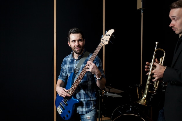 Foto gratuita tocando la guitarra