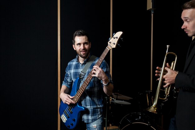 Tocando la guitarra